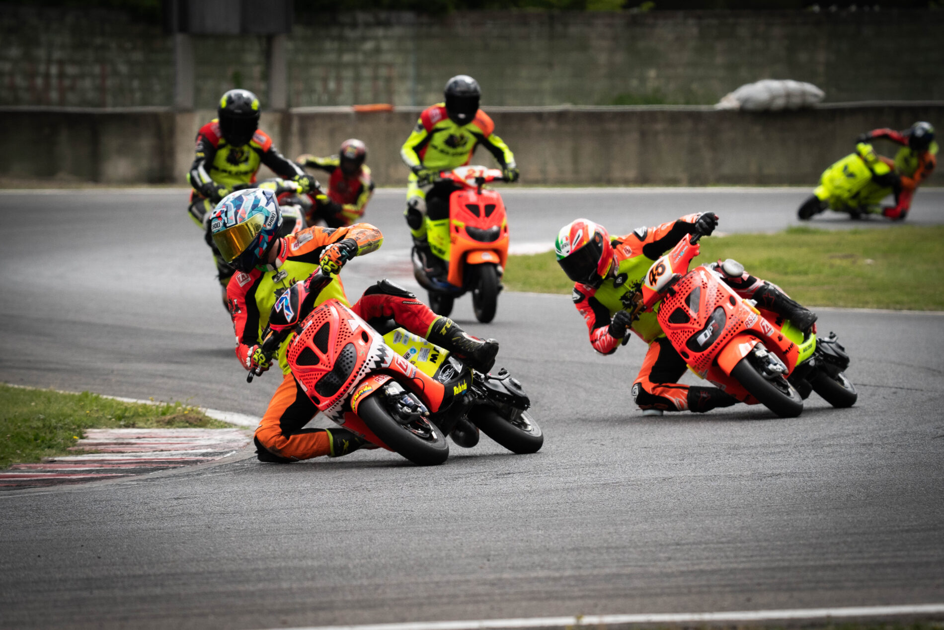 Gruppo di piloti in pista all'Autodromo di Magione